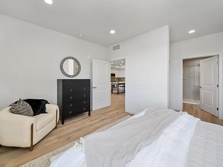 2475 Victoria Ave #305 — Photo 17