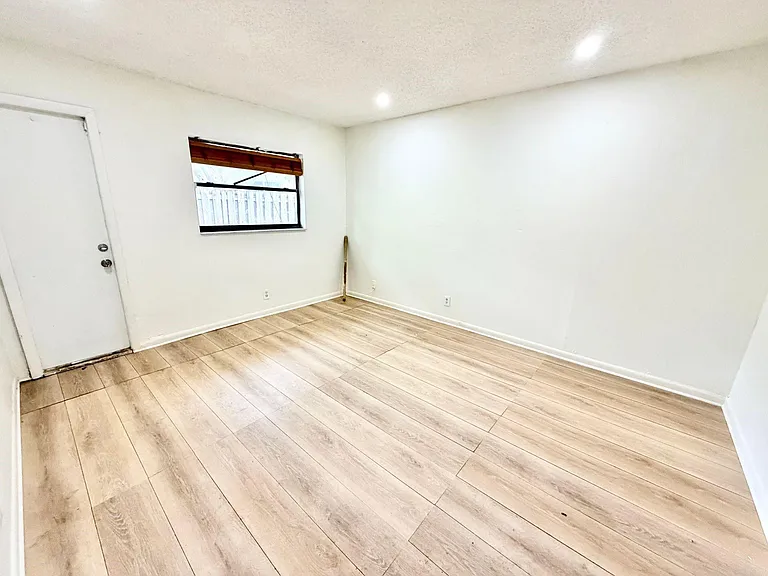 5730 NW 27th Ct — Photo 22