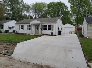 1205 Greenlawn Dr, Bloomington, IL 61701