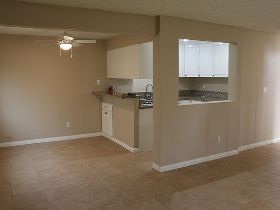 Breakfast sitting area off of kitchen