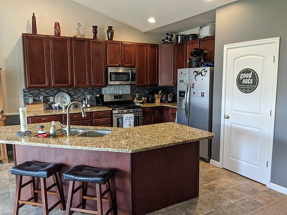 Plenty of storage & serving!