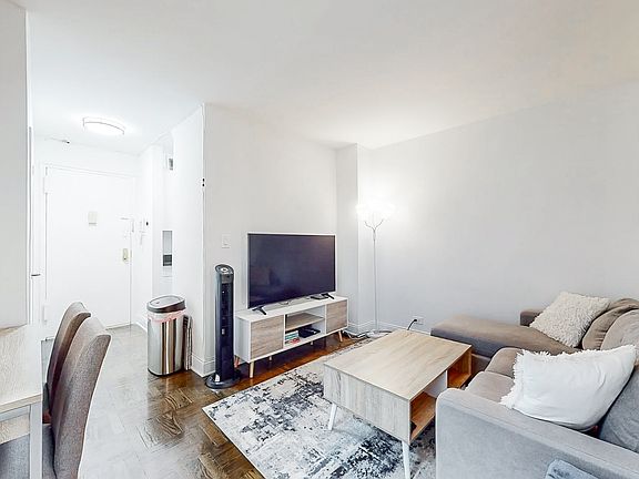 3rd image of 165 E 35th St APT 12a