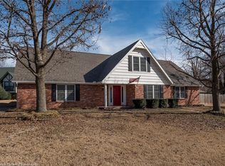 811 S La Rouge Ct, Rogers, AR 72758