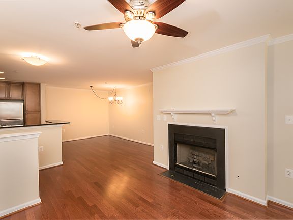 LR looking to dining room