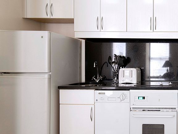 4th image of 150 W 51st St APT 1023