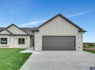 7922 42nd St, Lincoln, NE 68516