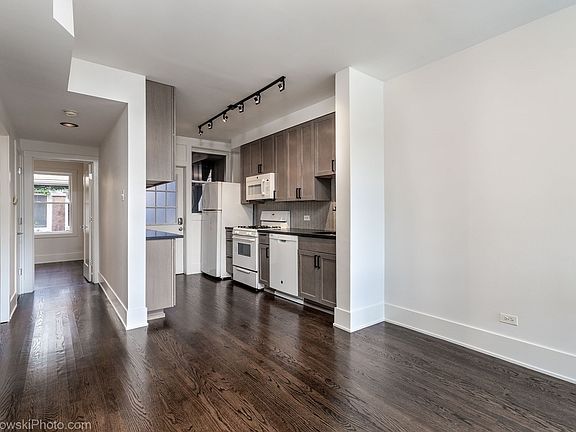 3rd image of 2608 W Montrose Ave APT 1