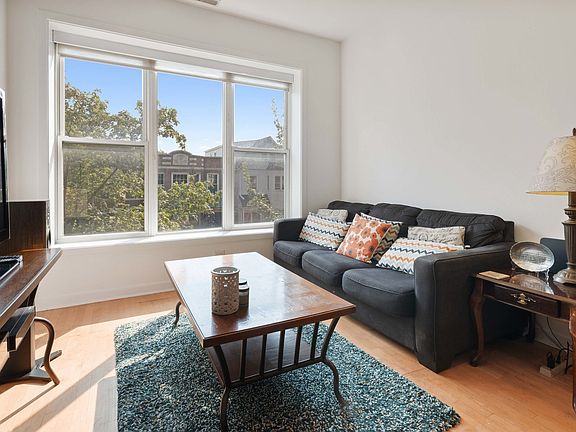3rd image of 1636 N Rockwell St APT 301