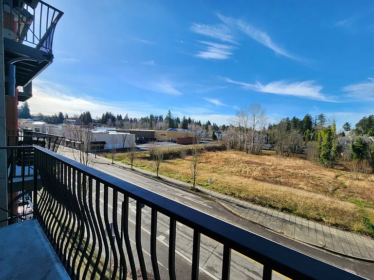 The Crossings at Gresham Station — Photo 40
