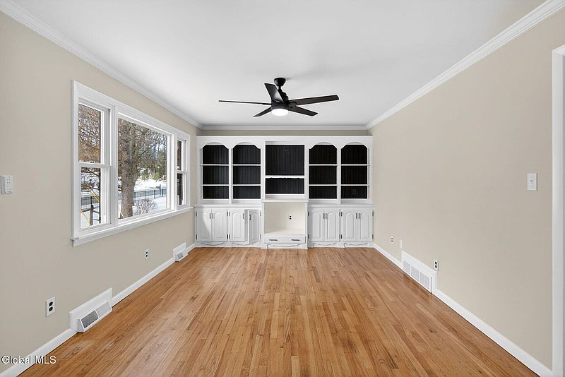 2nd image of 271 Vly Road