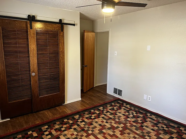 416 E Main St — Photo 2