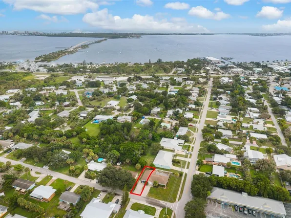 3317 NE Jeannette Dr, Jensen Beach, FL 34957