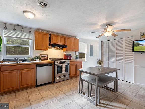 3rd image of 127 Fairfax Dr