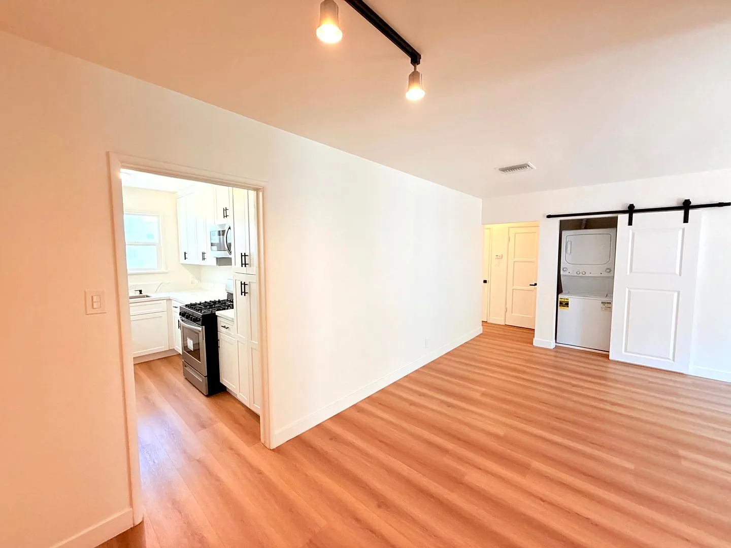 Spacious modern 1 bed - 1 bath unit with Washer/Dryer and Parking in prime Studio City ! — Photo 4