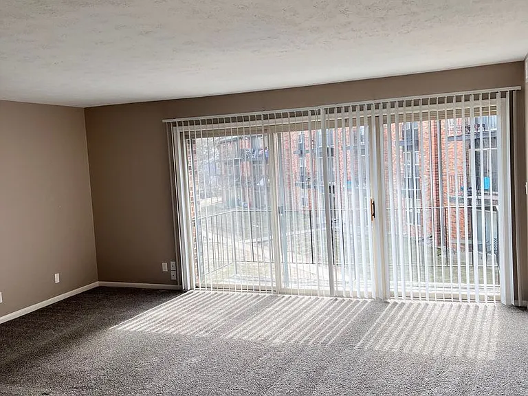 Bristol Square Apartments — Photo 104