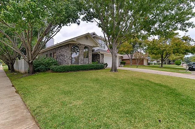 6404 Tempest Dr — Photo 2