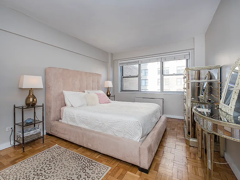 330 E 49th St #8D — Photo 5