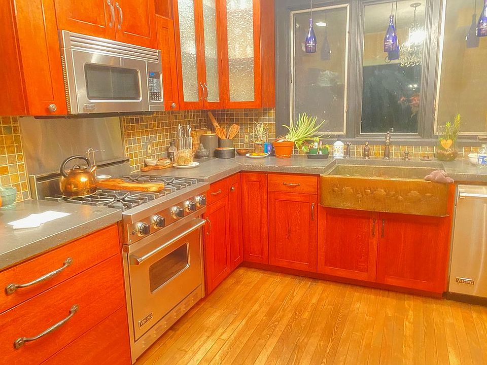 1st image of 1815 E 9th St