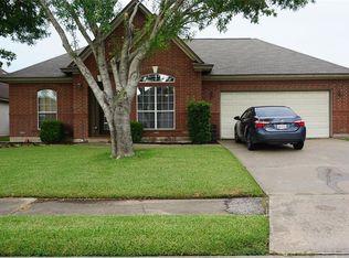 75 Tangerine Ct, Lake Jackson, TX 77566