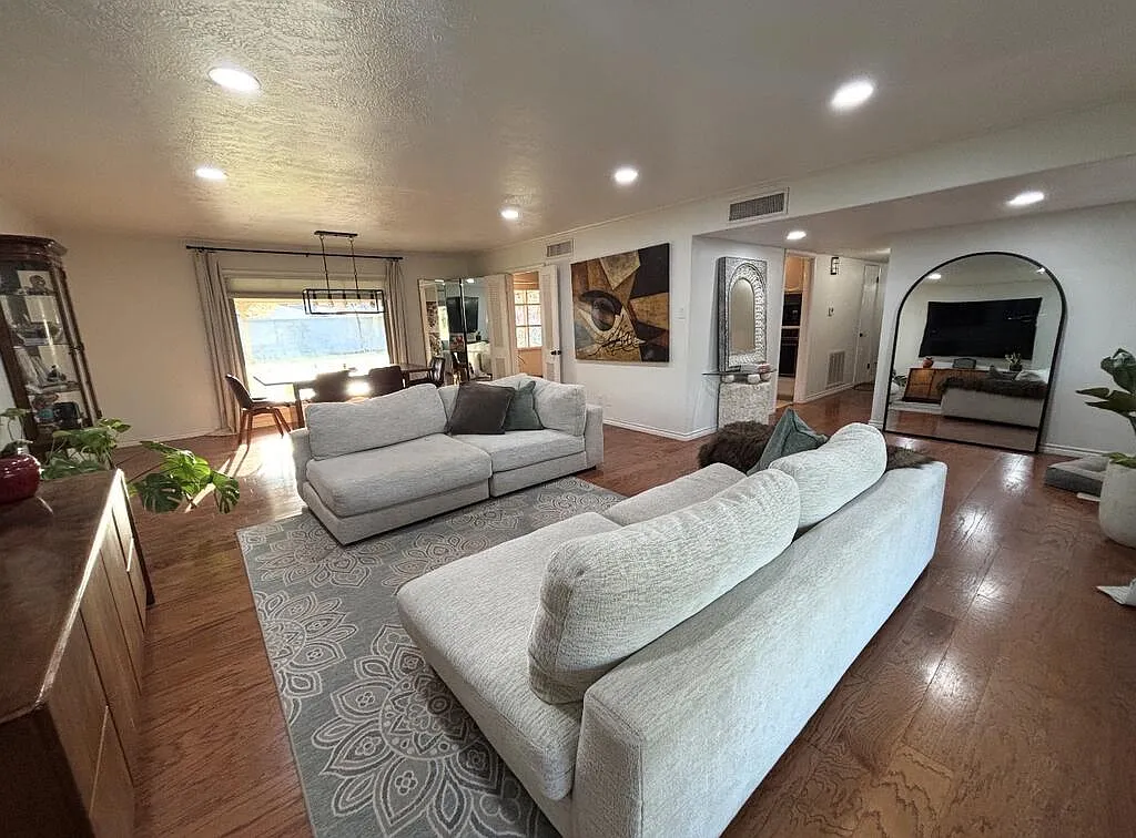 3 bed, 2.0 bath, 1686 sqft, $2,800 — Photo 3