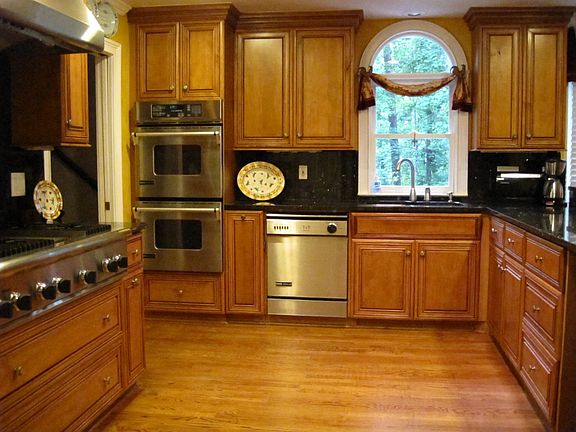 Gourmet Kitchen, 6 burner gas stove, SS appliances, granite