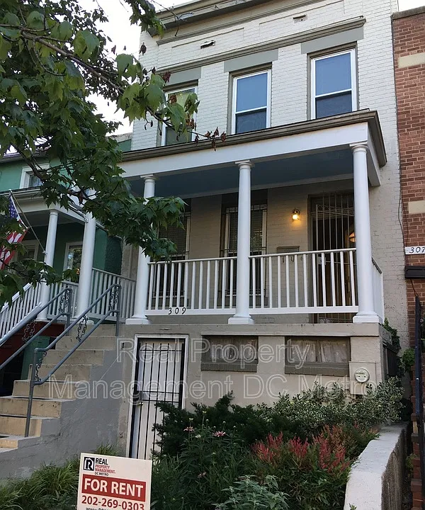 309 9th St NE