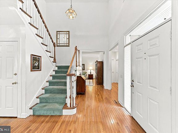 2nd image of 53 Bridle Way