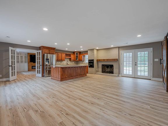 4th image of 153 Maple Dr