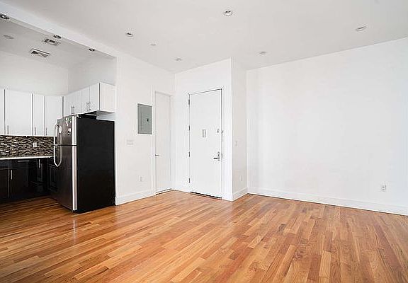 4th image of 162 Throop Ave #1E