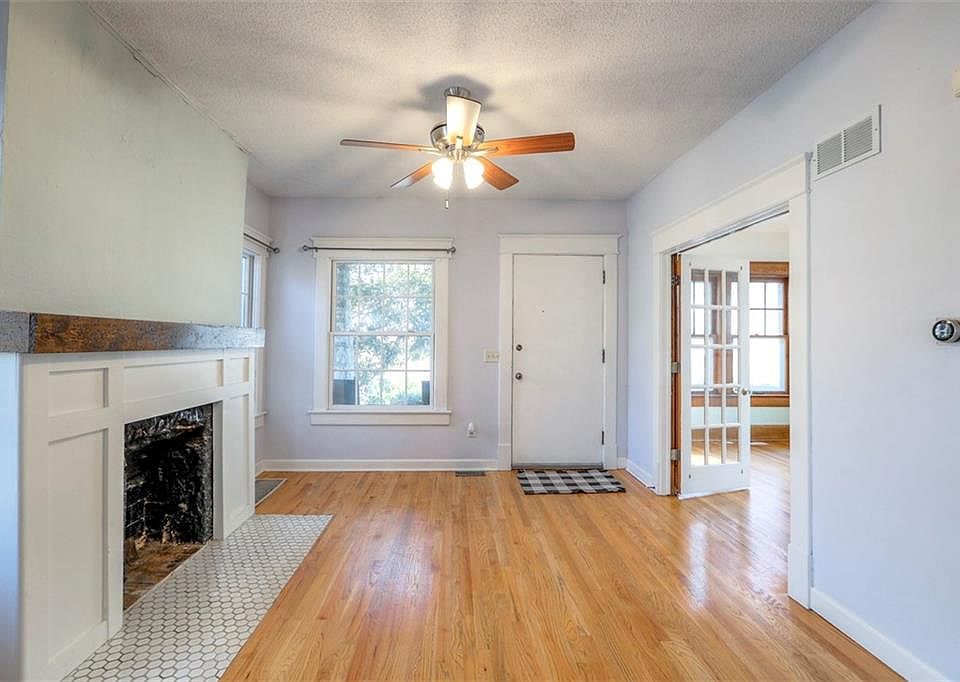 1st image of 829 W 40th St