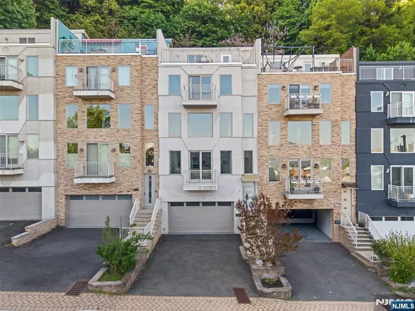 7 Oakdene Ter #7, Edgewater, NJ 07020