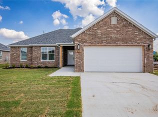 300 White Oak St, Gentry, AR 72734