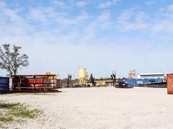 2301 Petit Bois St, Pascagoula, MS 39581