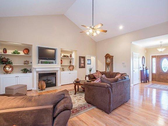 5th image of 417 Bay Hill Cir