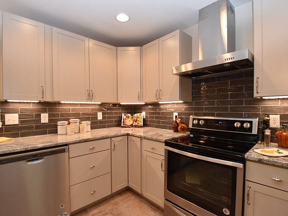 4th image of 2518 E Covenanter Dr