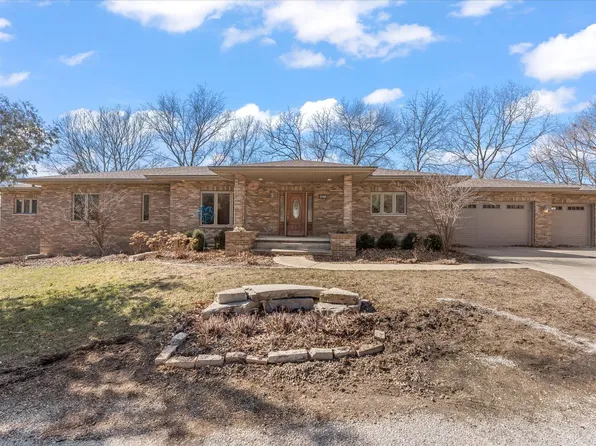 811 Sunset Dr, Mahomet, IL 61853