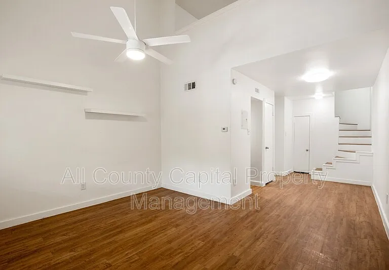 502 W 35th St #205 — Photo 2