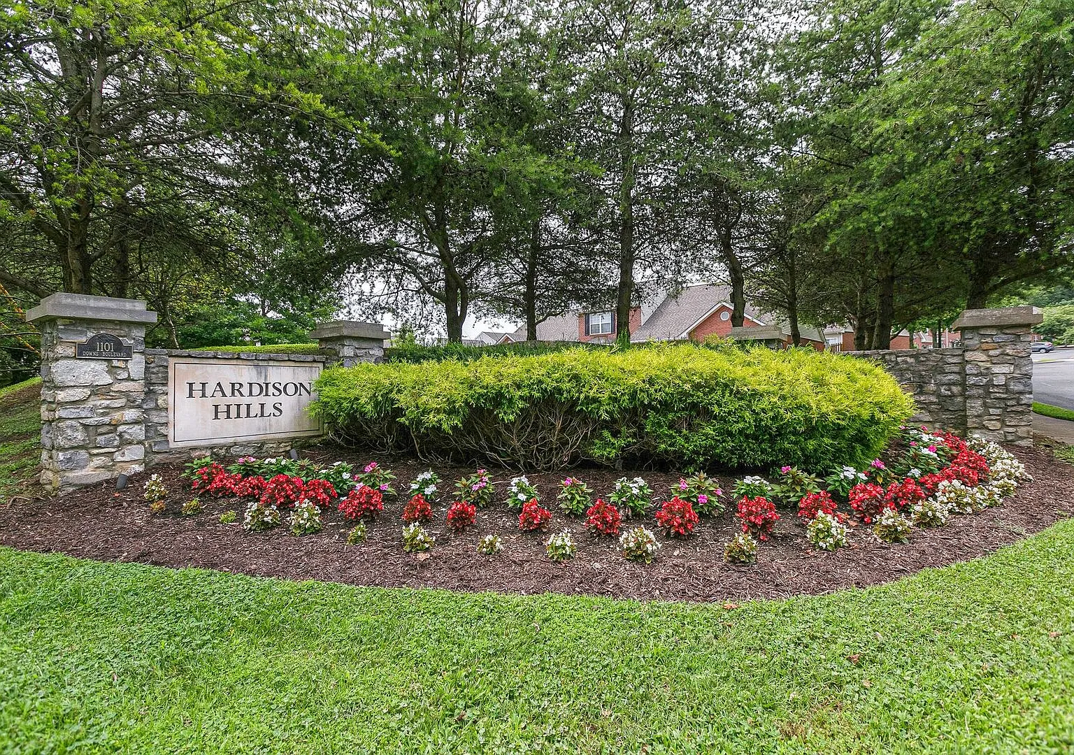 Charming 2-Bed Townhome in Hardison Hills — Photo 2