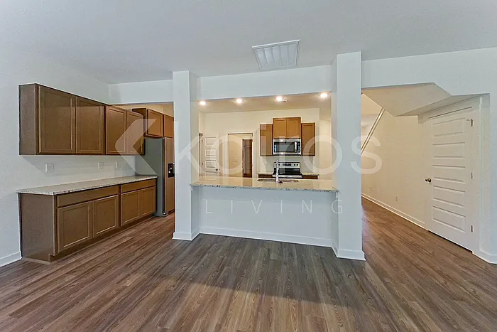 4 bed, 2.5 bath, 1947 sqft, $1,875 — Photo 4