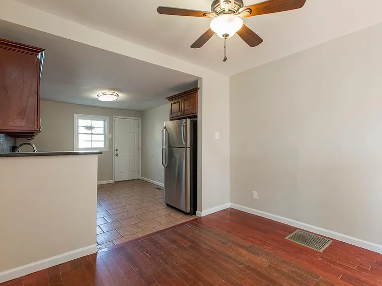 2826 Mercer St — Photo 6