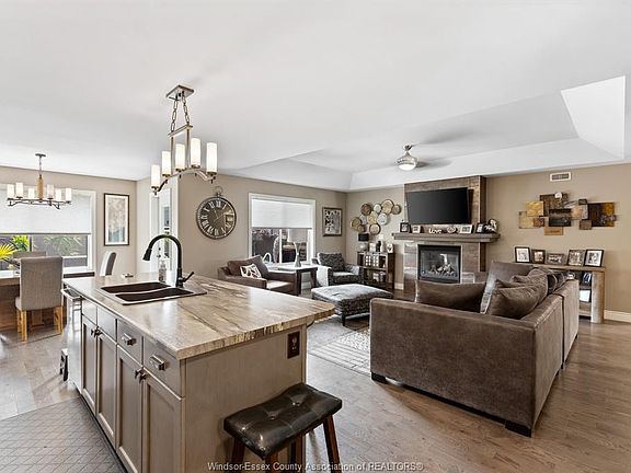 5th image of 255 Maxwell Cres