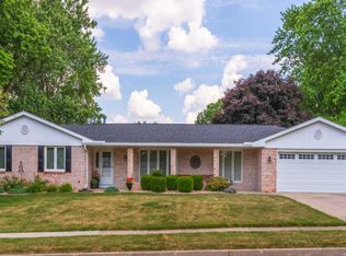 204 Hampton Dr, Bloomington, IL 61704