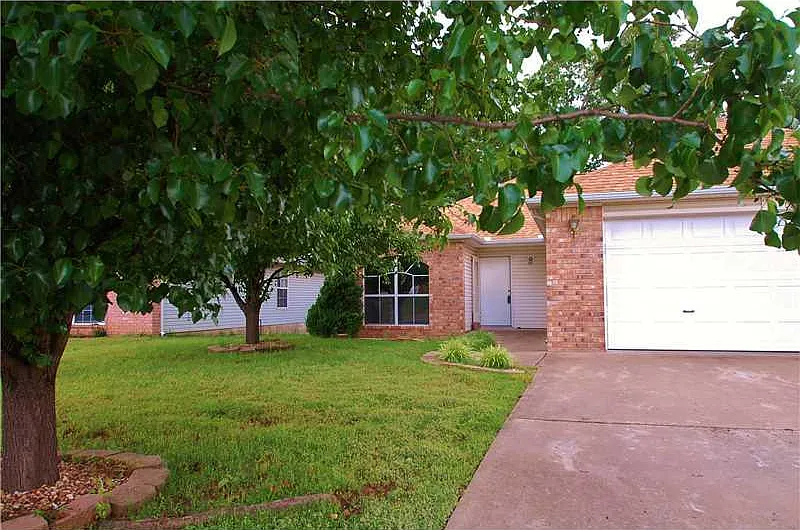 3 bed, 1165 sqft, $1,575 — Photo 2
