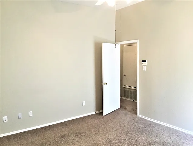 1009 Rock Springs Dr — Photo 8