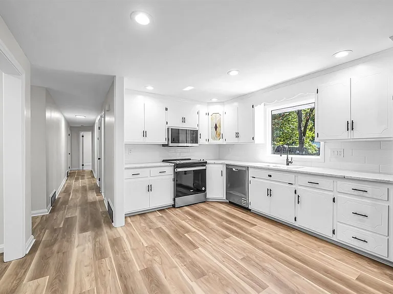 557 Maple Rd #1 — Photo 14
