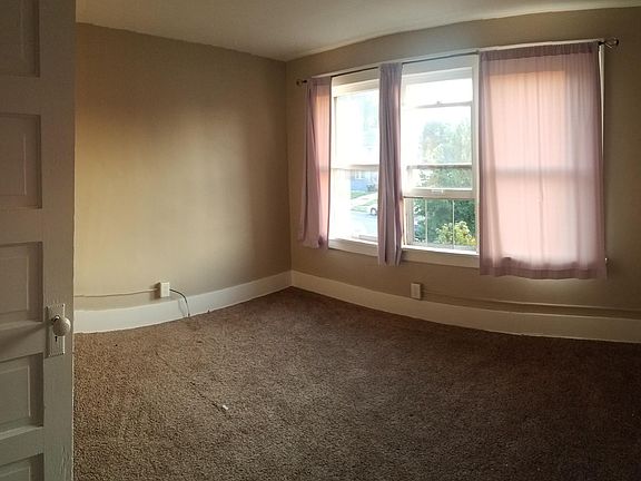 3rd image of 914 S Twyckenham Dr