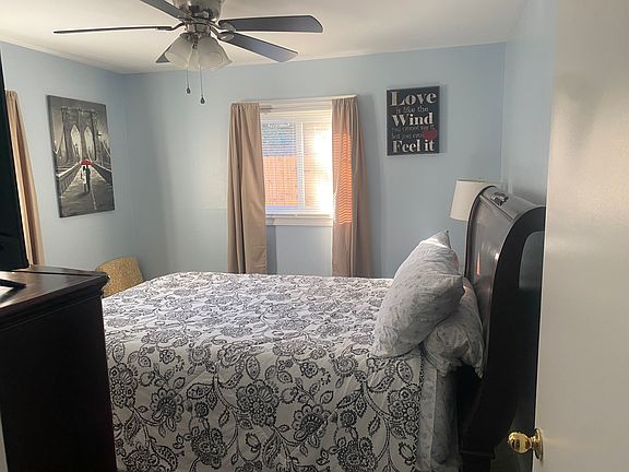 4th image of 810 Clarendon St #1