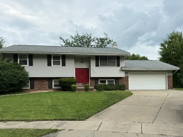 126 Ginger Creek Ct, Bloomington, IL 61704