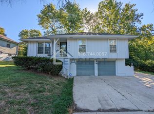 10719 Hillcrest Rd, Kansas City, MO 64134