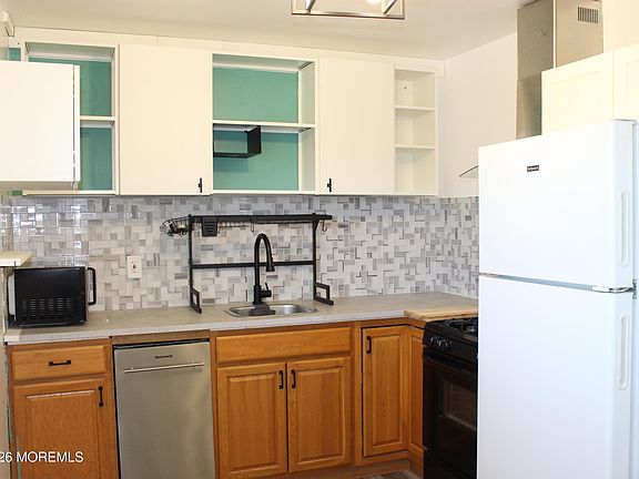2nd image of 165 Wyckoff Rd #B